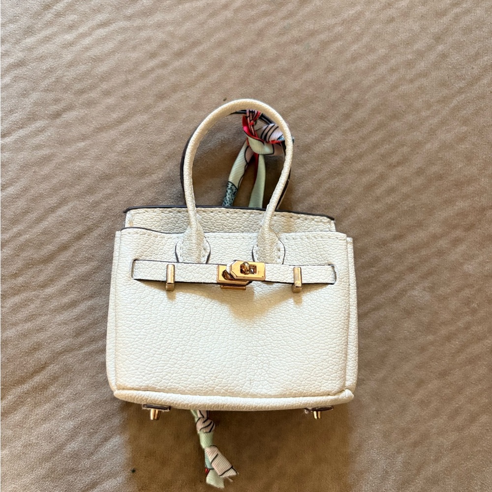 Elegant White Leather Handbag AirPod case